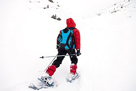 La randonnée en raquettes peut se pratiquer avec des enfants