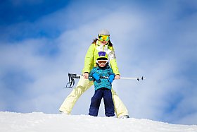 enfants apprennent à skier