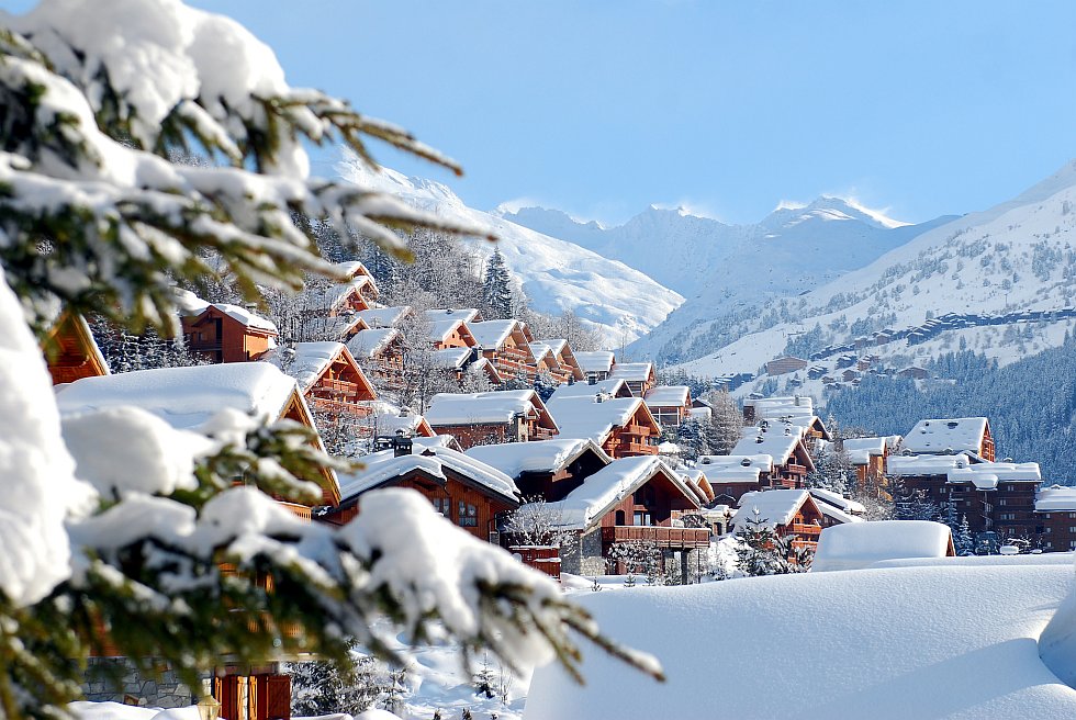 télésiège au dessus des nuages dans les Alpes