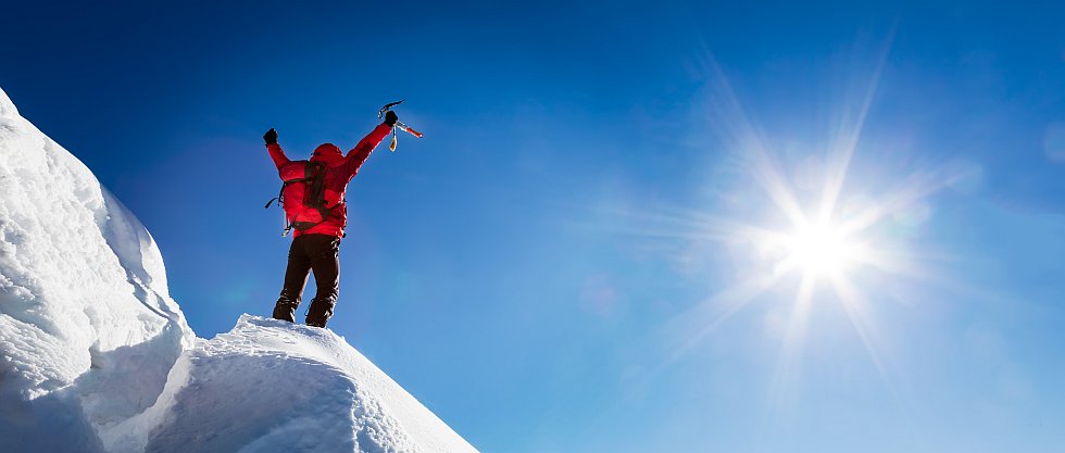 grimpeurs sur glace haut sommet de la montagne