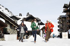 en direction des pistes de ski de Paradiski