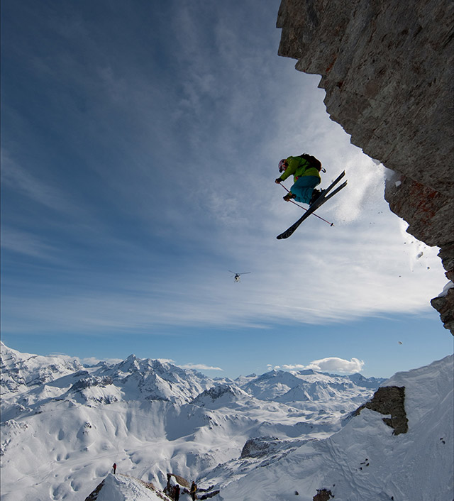 saut pendant une descente freeride à Tignes