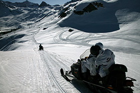 randonnée en motoneige sur les pistes de Tignes