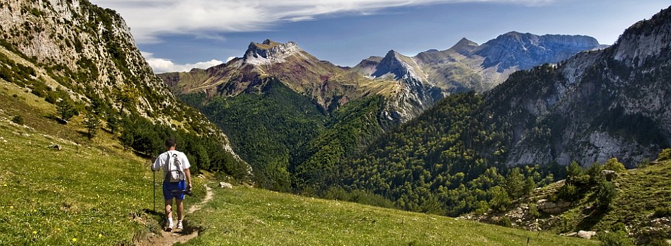 Jeune homme marchant dans les Pyrénées