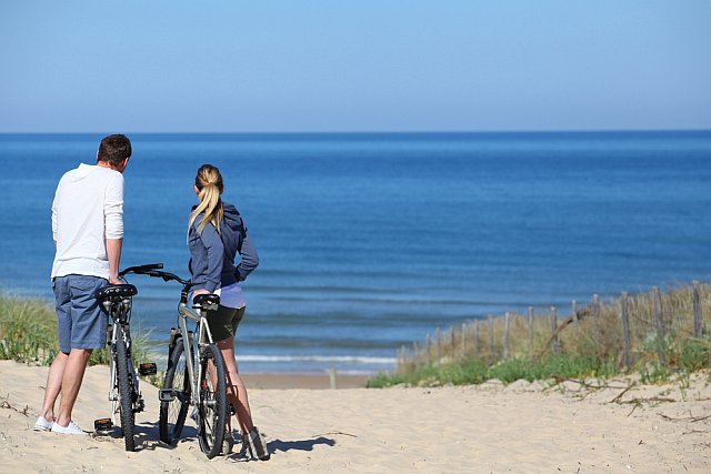 Un couple sur la Vélodysser le long de la côte Atlantique