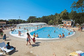 La piscine de la résidence-club Les Villages sous les pins, à Léon