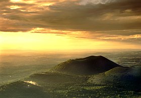 les volcans d'Auvergne la chaîne des Puys site naturel de France