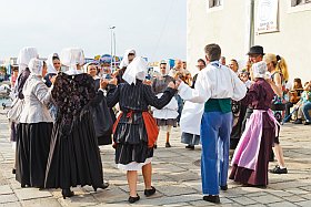 Danse bretonne dans les rues pendant les vacances