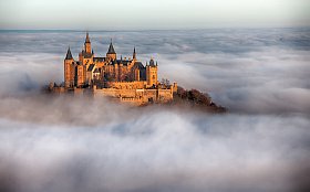Un château encerclée de nuages