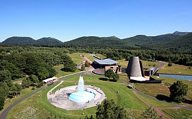 Vulcania est situé au milieu des Volcans d'Auvergne