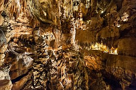Les murs de stalagtites dans les Grottes des Demoiselles